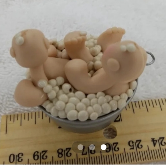 Babies in a bubblebath - Picture 3 of 3